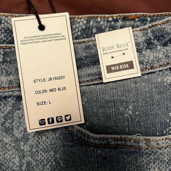 Judy Blue Midrise Denim Snake Print Cut Off Short - Picture 3 of 11